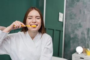 Mulher escovando os dentes