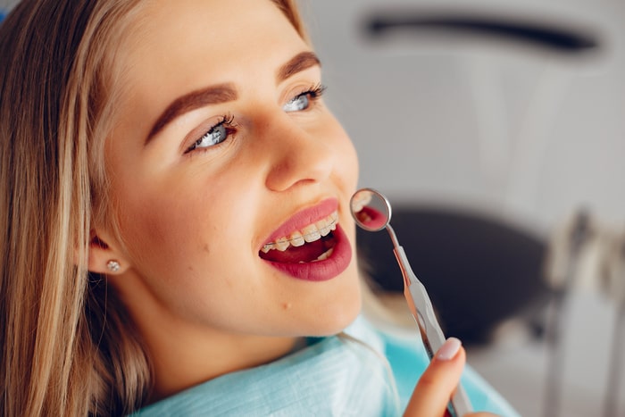 Tratamento com aparelho dentário para mordida cruzada